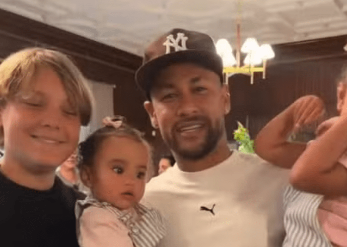Bruna Biancardi mostra registro fofo de Neymar ao lado dos&nbsp;filhos